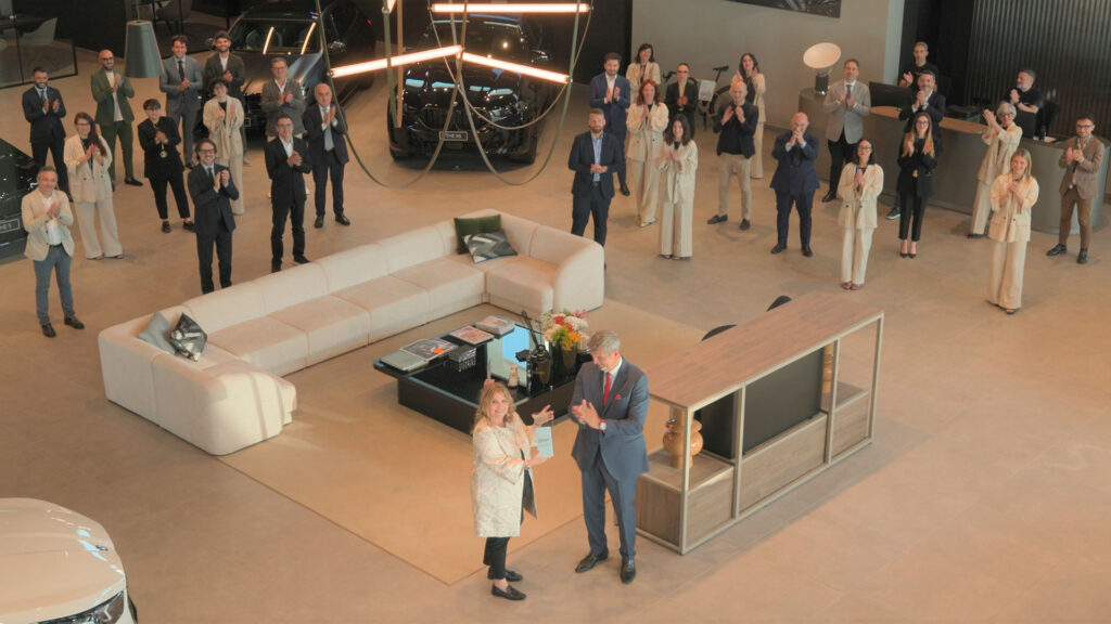 Vediamo una panoramica interna della concessionaria durante la premiazione come BMW Financial Services TOP Experience 2026