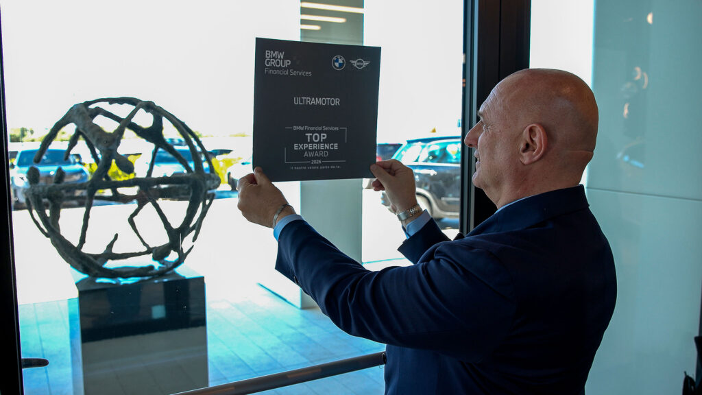 Vediamo un uomo che applica la targa del Top Experience Award alla finestra